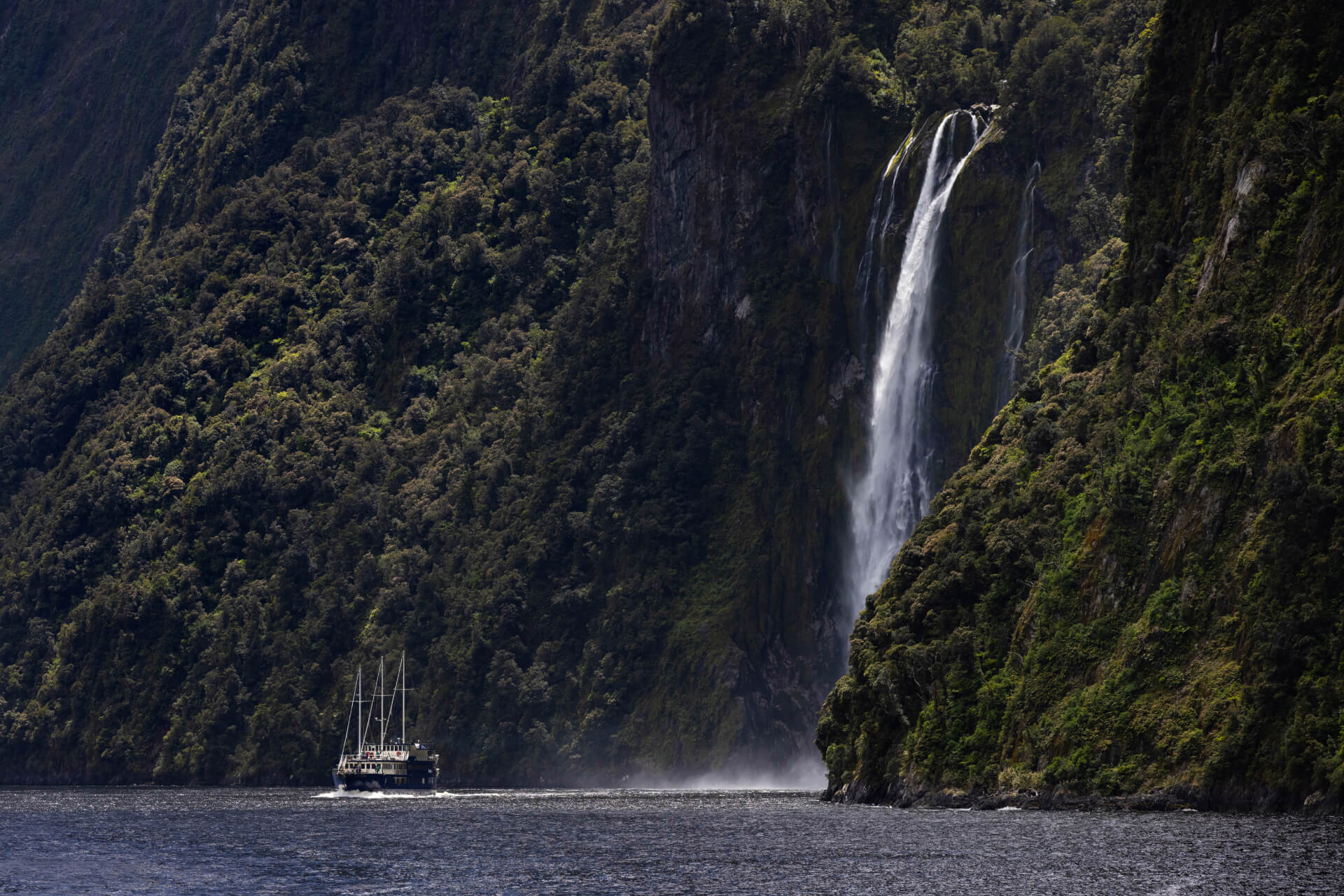 Get up close to the natural wonders of Milford Sound, as the Mariner takes you beneath cascading waterfalls and through dramatic fiord landscapes.